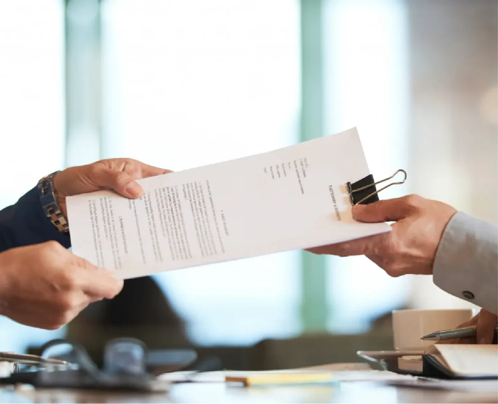 Contratos de trabajo en Colombia bajo la reforma laboral 2025: tipos actualizados y requisitos de preaviso para terminar cualquier modalidad. Guía de Al Día con AGIL.
